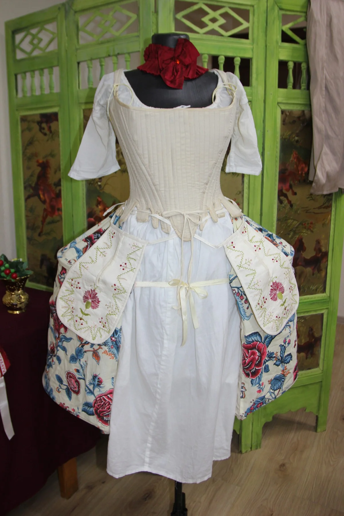 Вот такая конструкция была у женщин XVIII века под платьем и нижними юбками.   