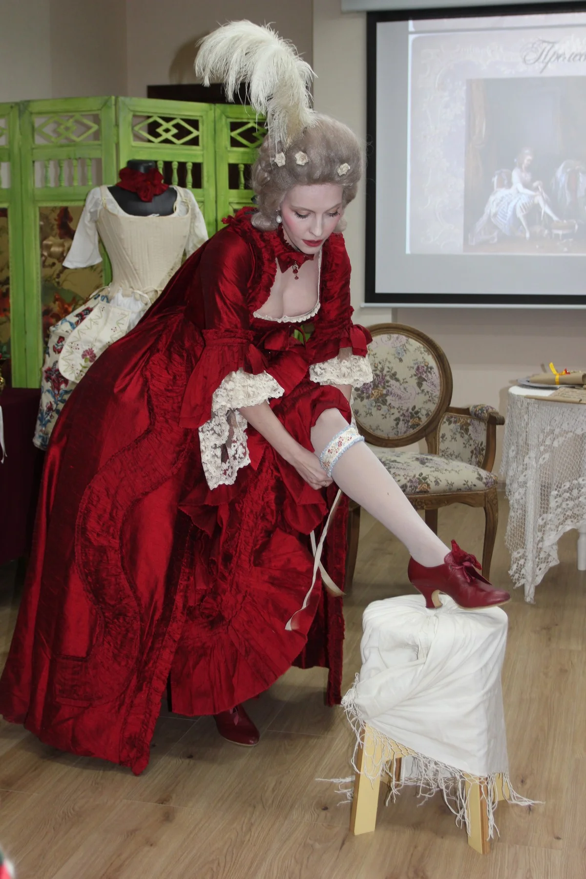 Подвязка - интимная часть гардероба, она держала чулки.