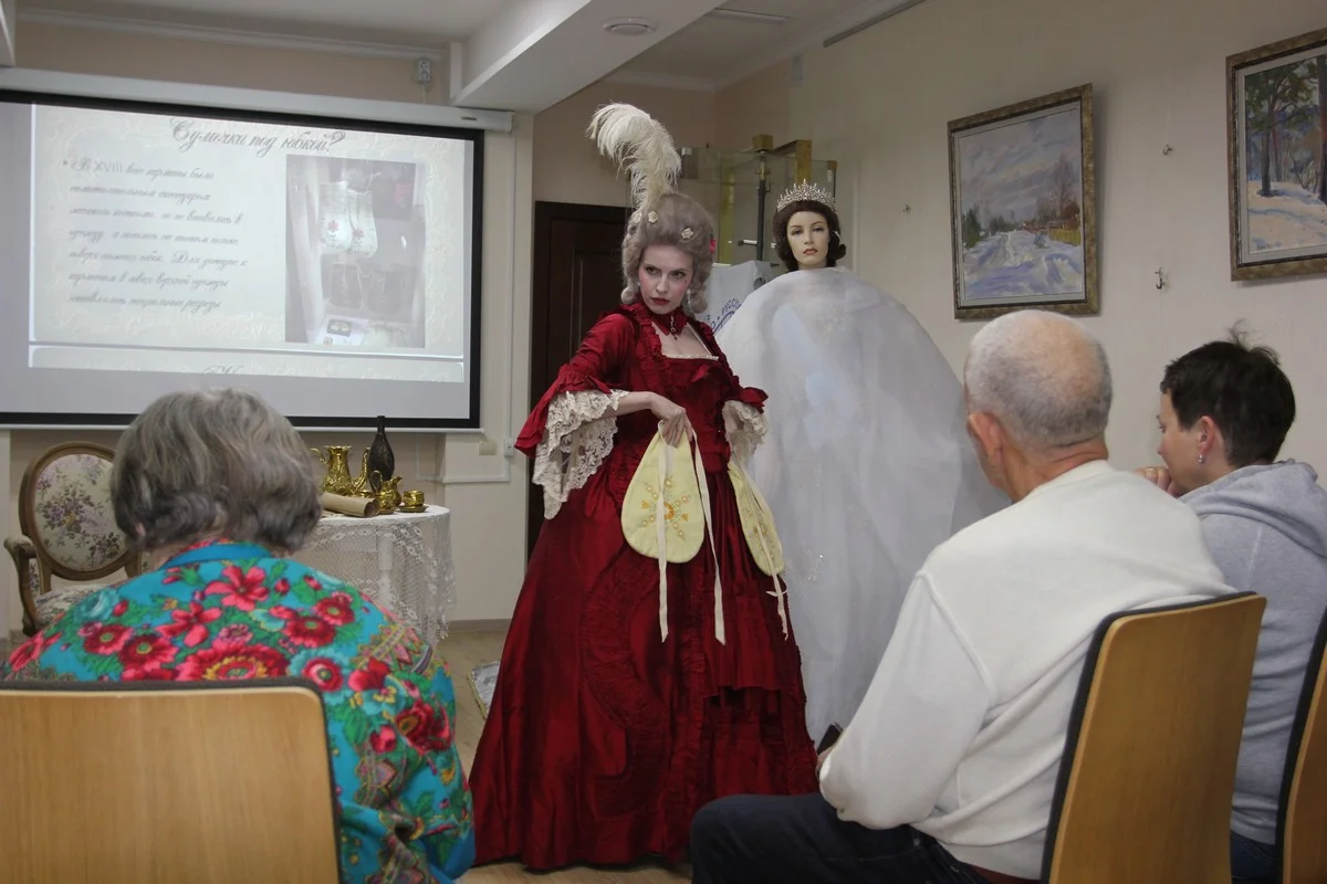 Карманы были на завязочках и надевались отдельно. 