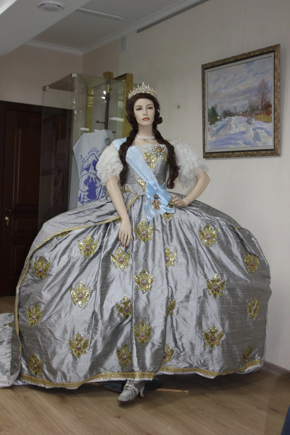 Копия коронационного платья Екатерины II сшита из дикого шелка. Силуэт того времени был не песочные часы, а перевернутая рюмочка. 