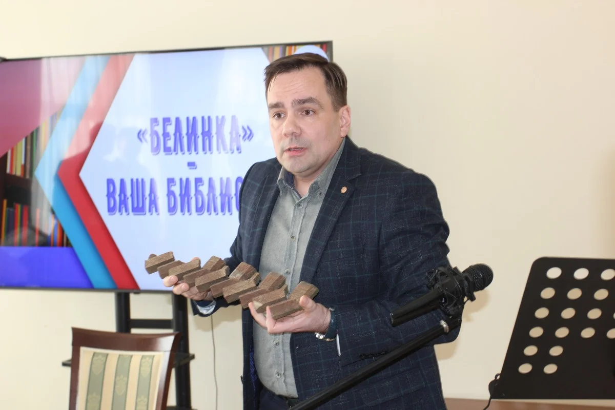 Куски ценной резьбы валяются теперь под ногами.  