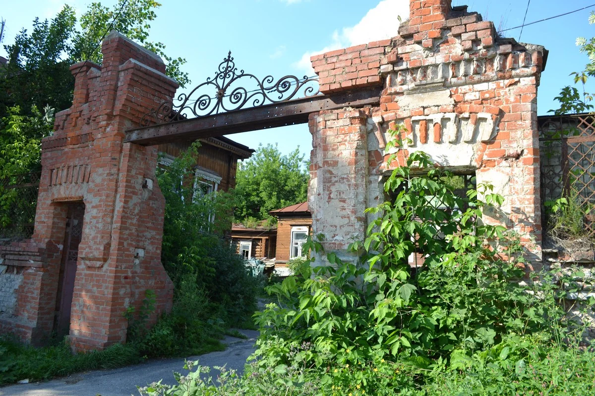 Много лет памятник архитектуры разрушался.