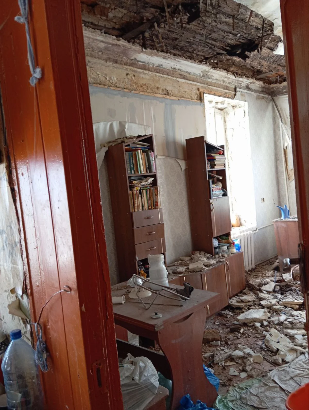 Сходит снег вместе с потолком.