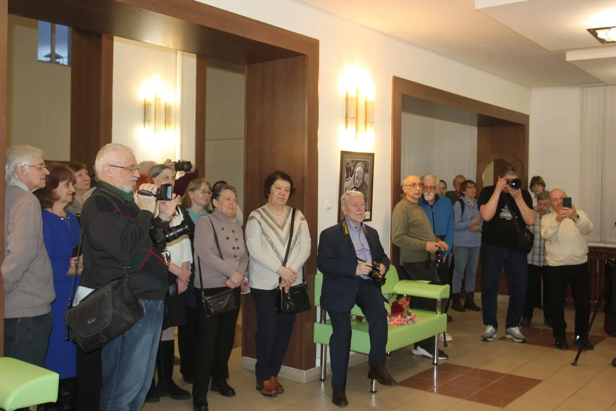 Гости собрались в фойе Дома музыки. 