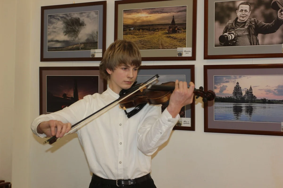 Михаил Лаврентьев (детской школы искусств N 1) задал лирический тон вернисажу. 