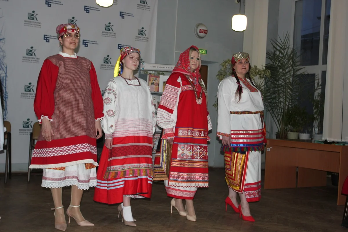 Четыре модели на основе старинных калужских нарядов («Одевайся по-русски»).