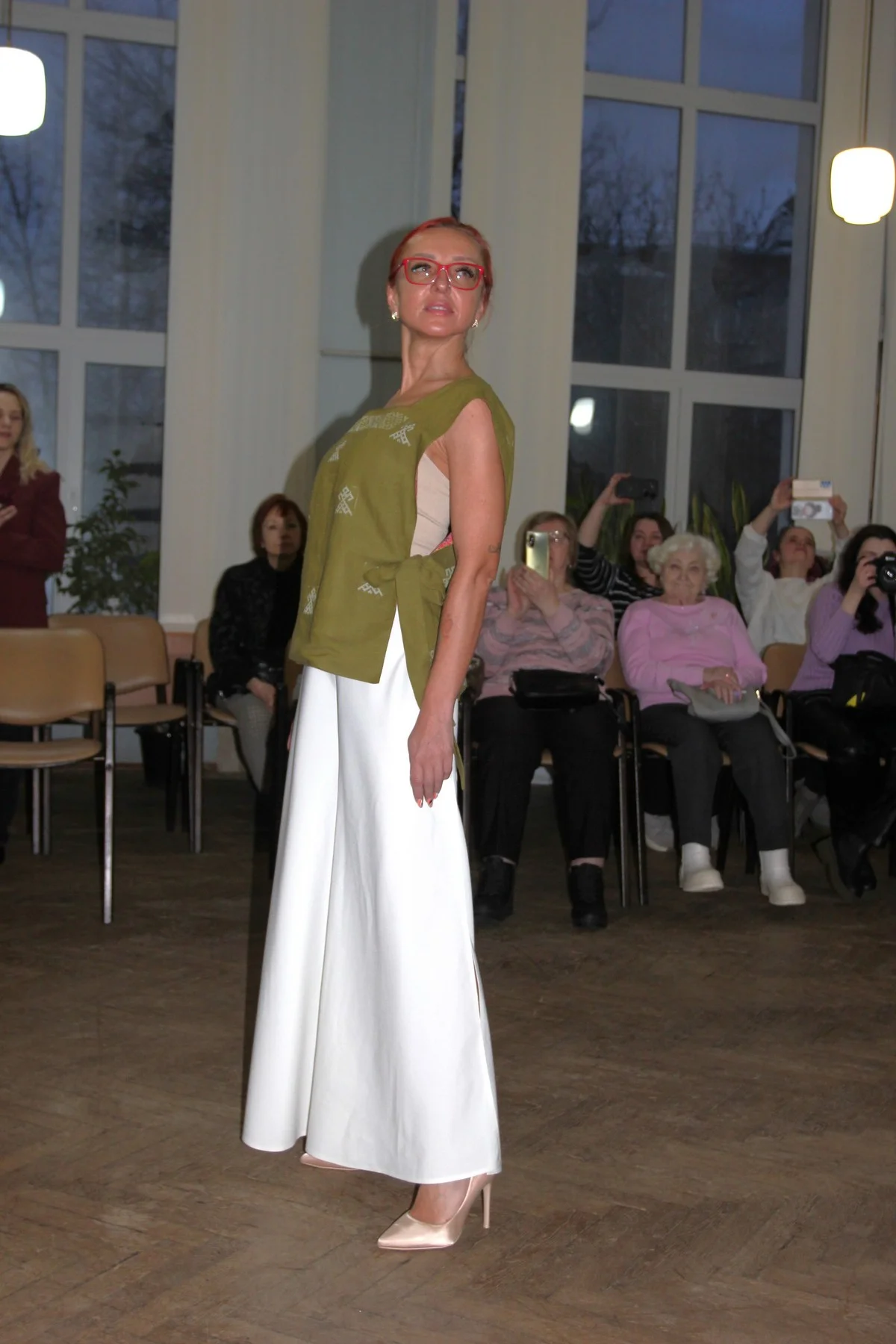 Костюм на основе занавески («Одевайся по-русски»).