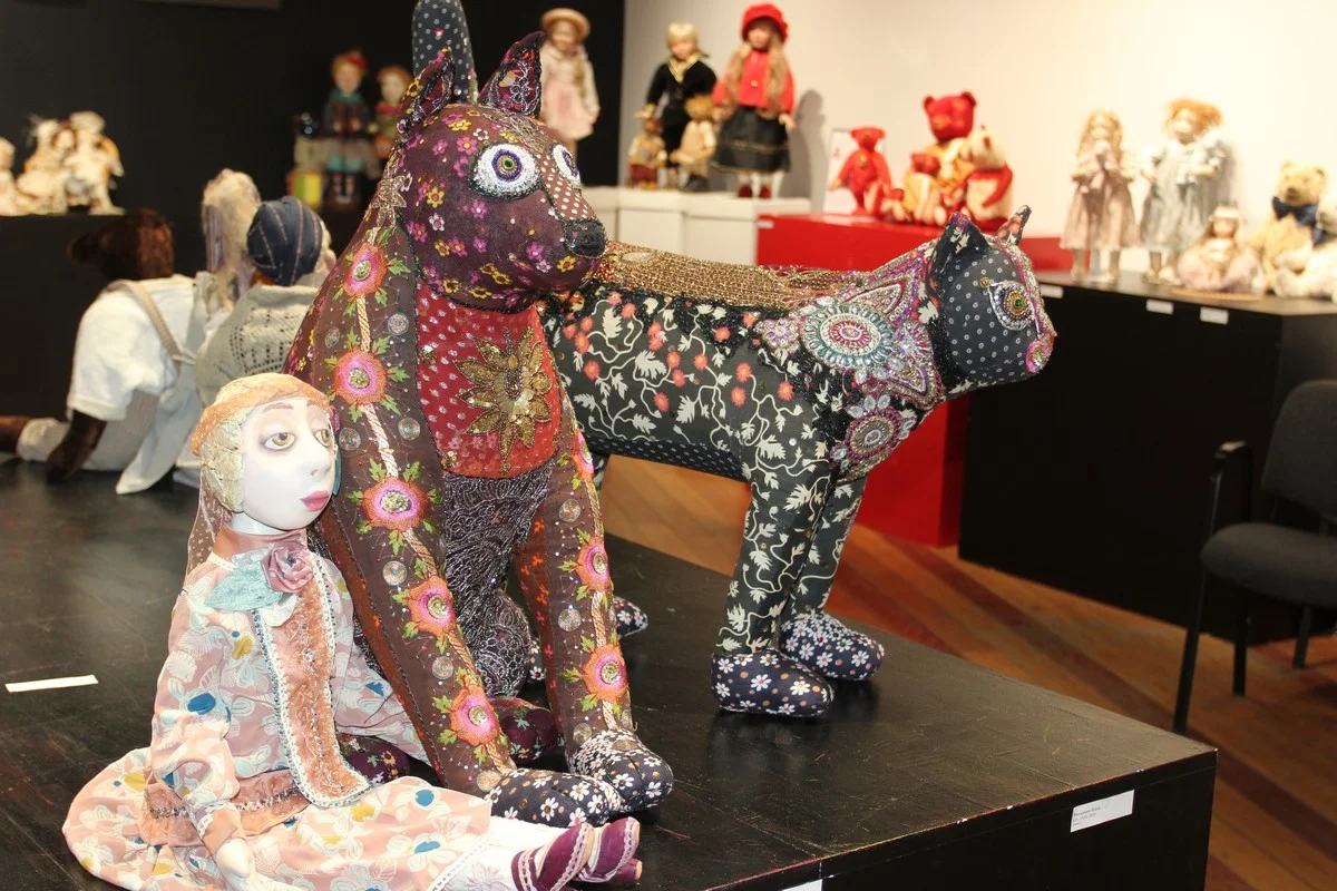 Собака и кот на выставке подружились. Работа Ольги Постальчук «Собака – земля, кот – небо».