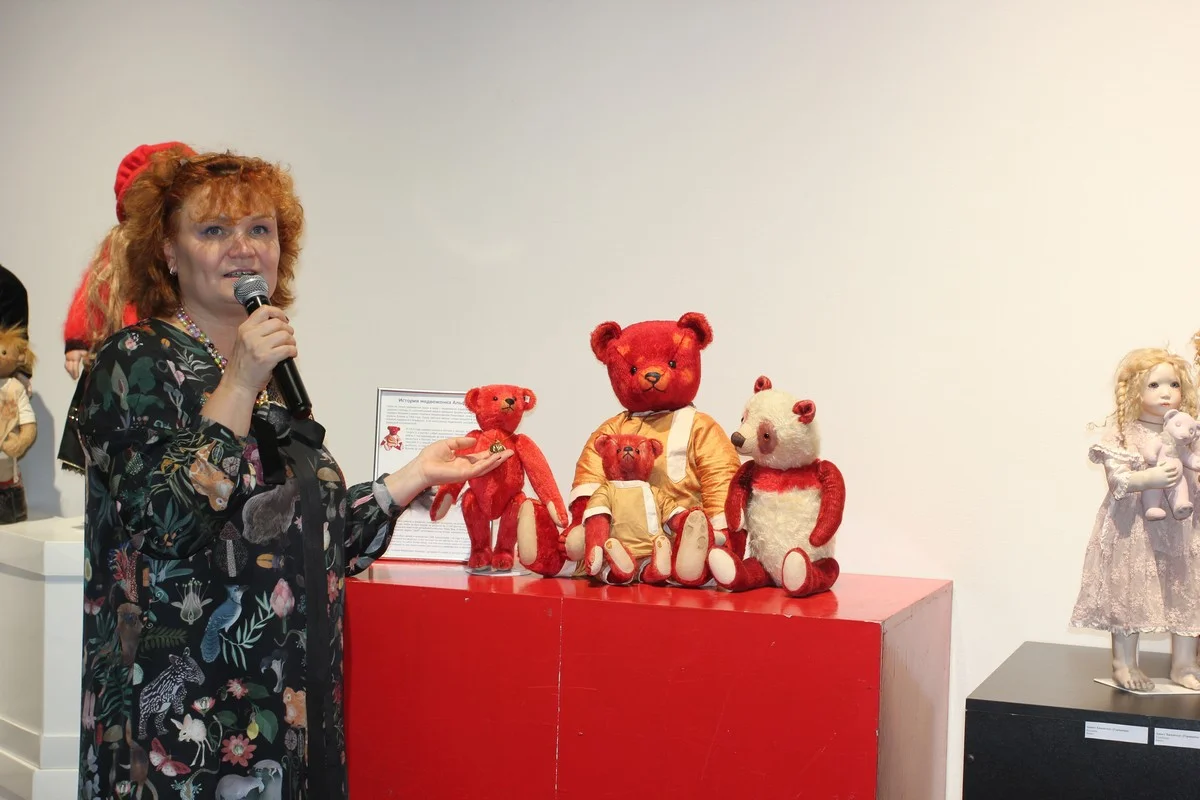 Ирина Мызина покзала, что у мишки Альфонсо есть медаль с портретом княжны Ксении.  