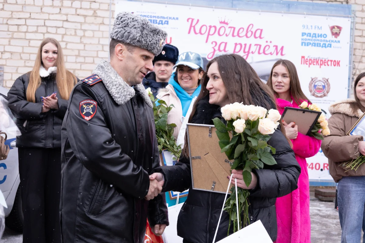 Заместитель начальника Управления Госавтоинспекции УМВД России по Калужской области Евгений Исаев поздравляет «Королеву за рулем - 2026»