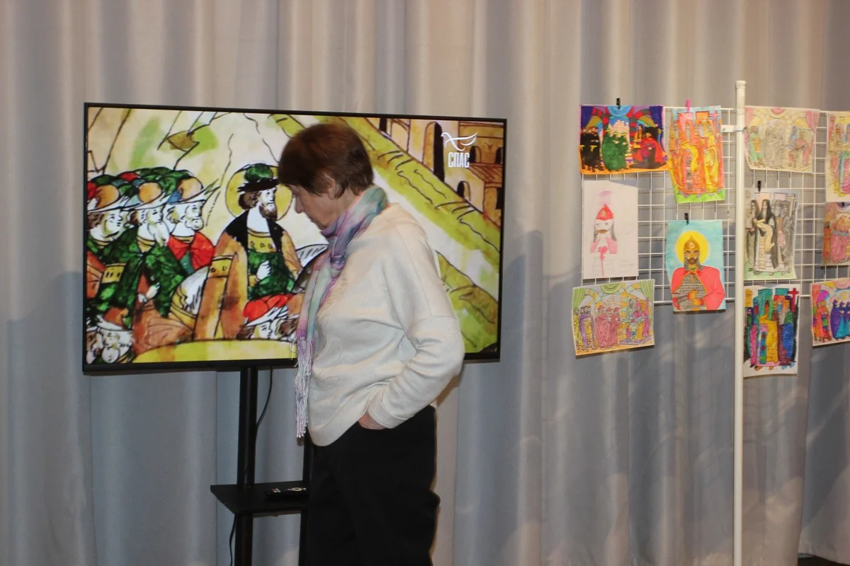 В зале проходят мастер-классы для детей, посвященные Александру Невскому.