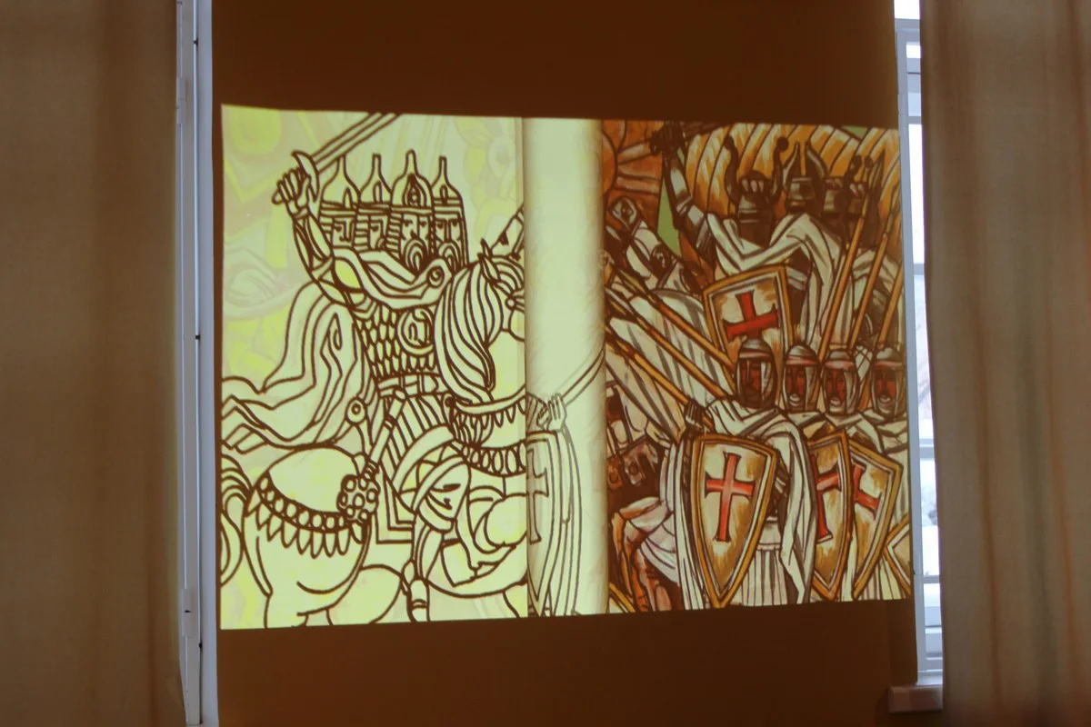 Во втором зале на стене демонстрируется анимационный фильм по работам Владимира Зенина.