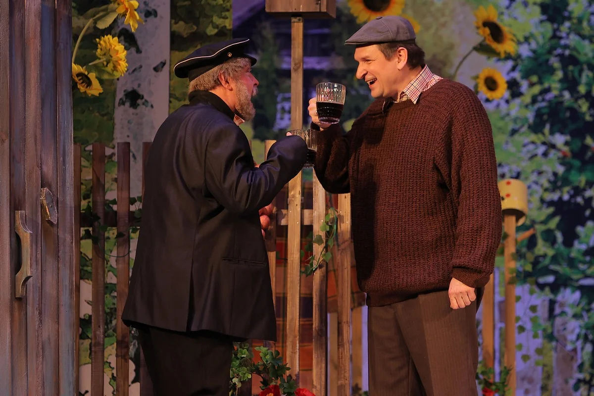 Дядя Митя (Игорь Кумицкий) Василию (Дмитрий Денисов): «Я  в этих вопросах непокобелим, плесни еще глоточек» 