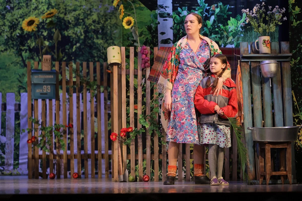 В роли младшей дочери Кузякиных - юная актриса  Варвара Толкачёва. 