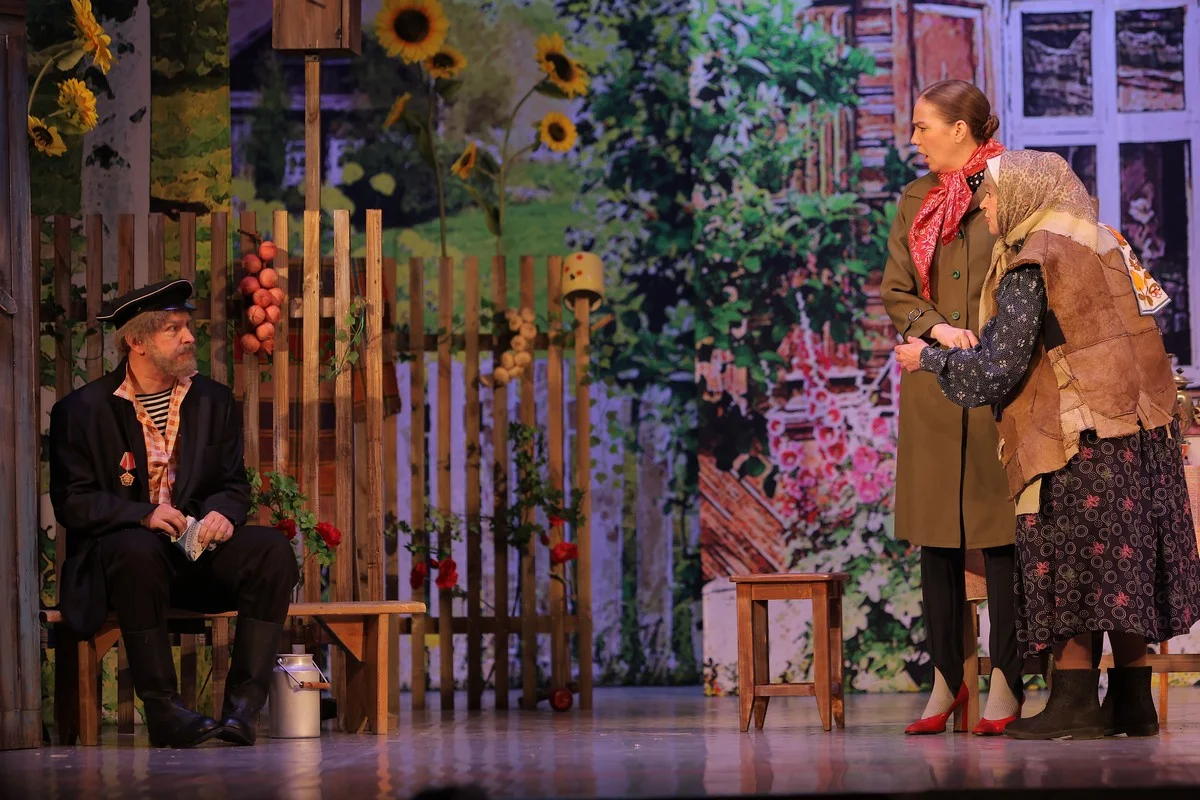 Декорации в спектакле переносят зрителей в деревенскую жизнь.    