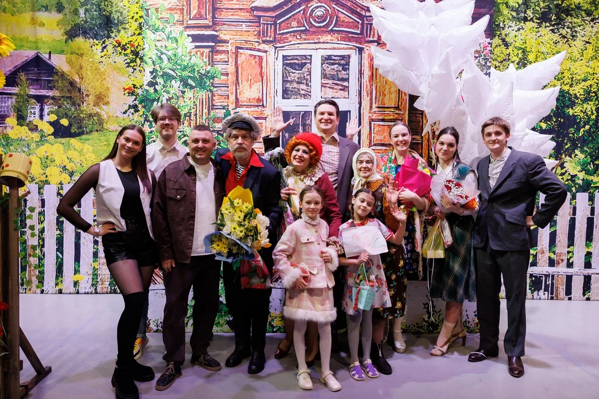 Творческий коллектив спектакля «Любовь и голуби» после премьеры: уставшие, но счастливые.    