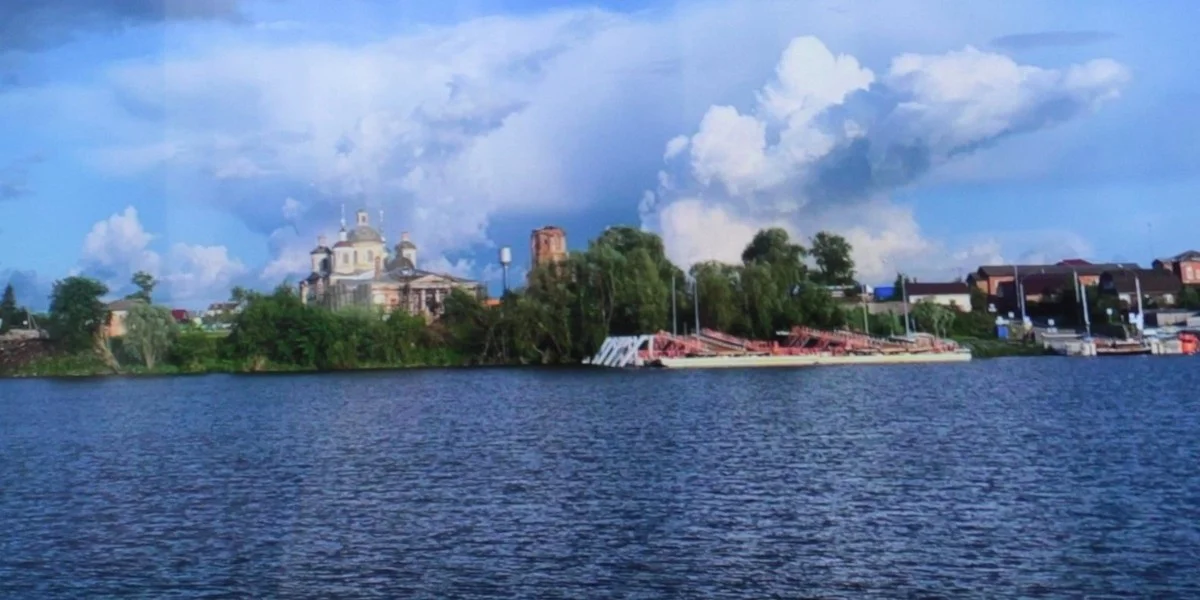 Село Ловцы стоит на реке.