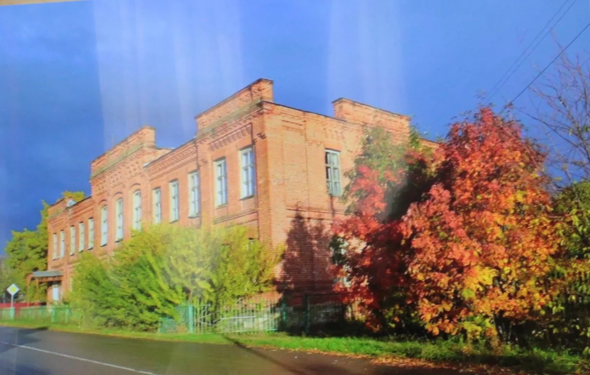 Школа, которую в Ловцах построил Ципулин. 