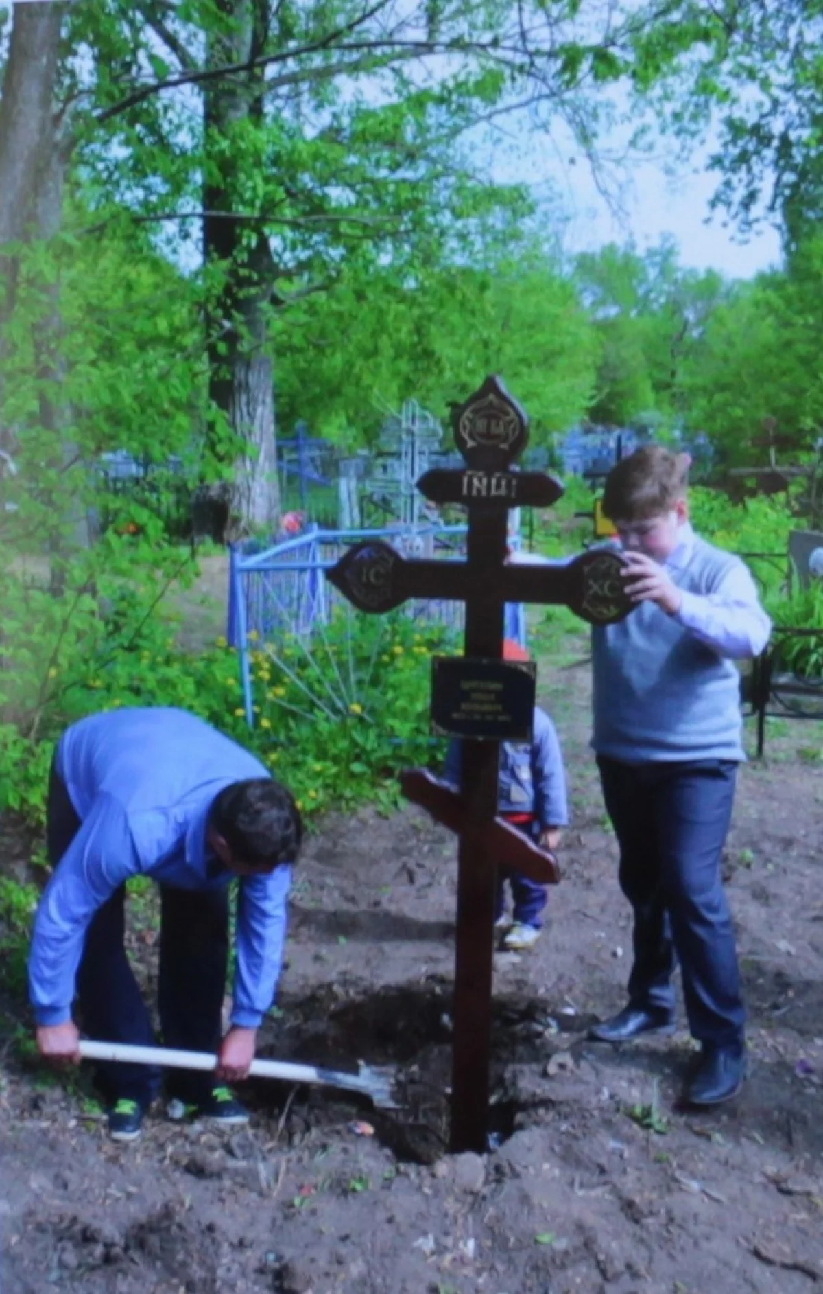 Сначала на месте захоронения поставили крест.