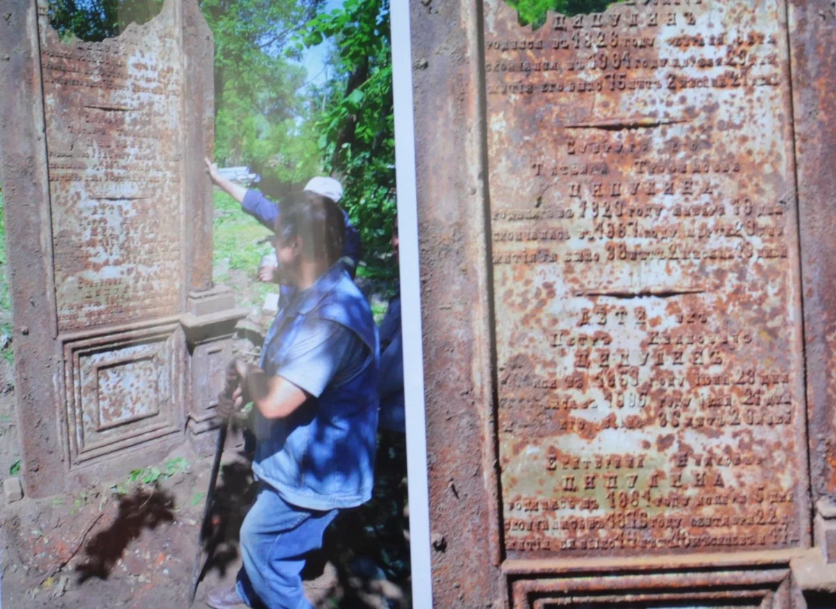 Нашли дверь от старой часовни с именами, кто здесь был захоронен.