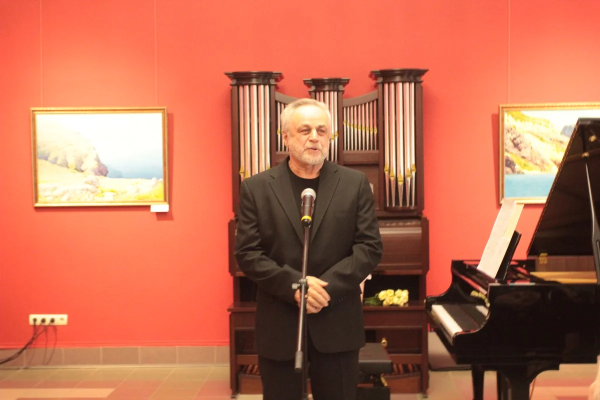 Гарри Азатов живописью начал заниматься еще в студенческие времена. 