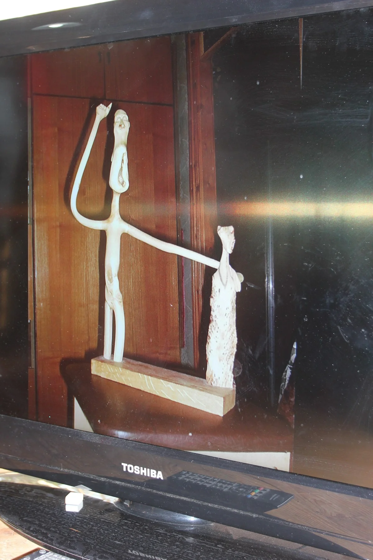 Муж дает наставления жене.