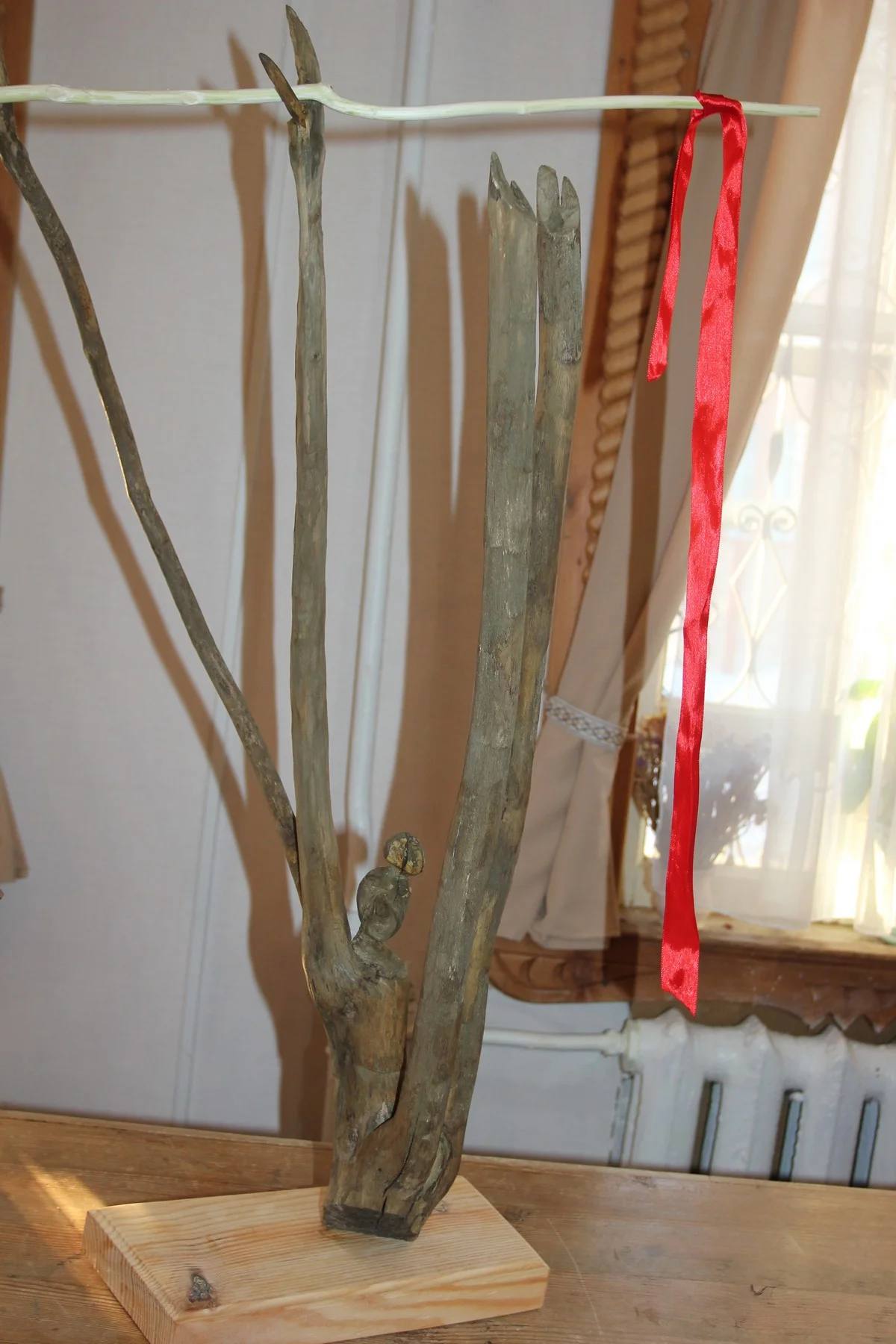 Гимнастка сидит с лентой.