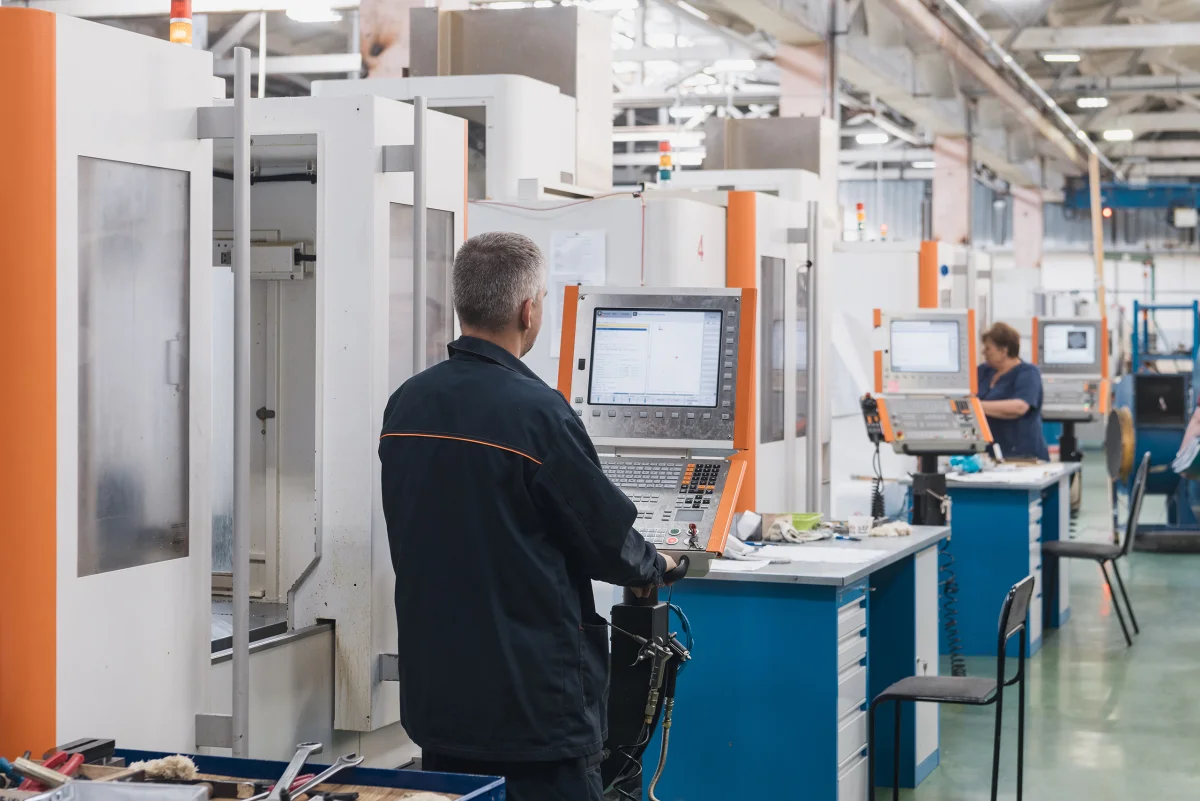 Высокотехнологичное оборудование с программным управлением. 