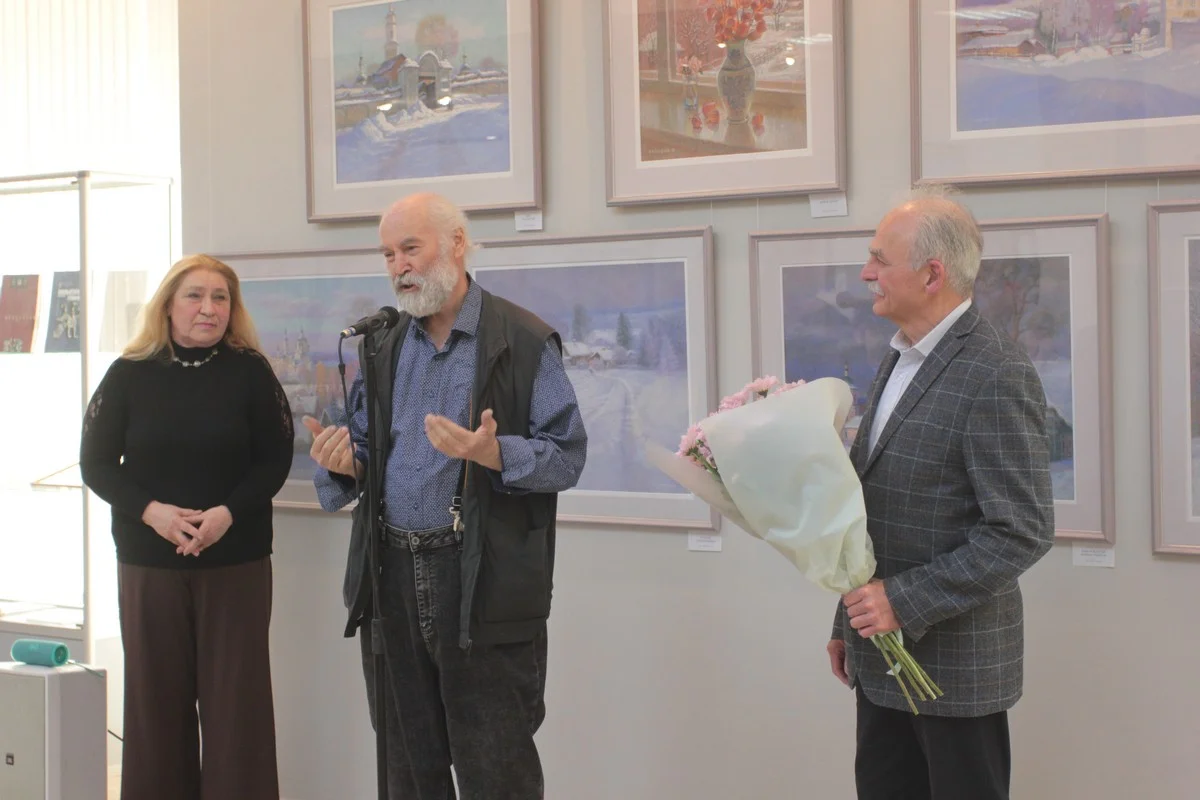 Владимир Арепьев долго ходил по выставке. рассматривая картины.  