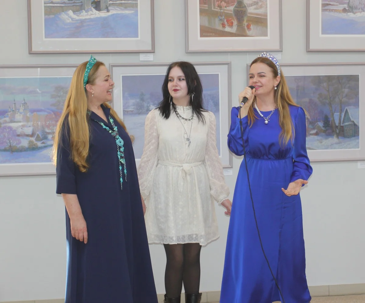 Семейное трио: Лидия, Валерия и Ирина приготовили для гостей вернисажа любимые песни. 
