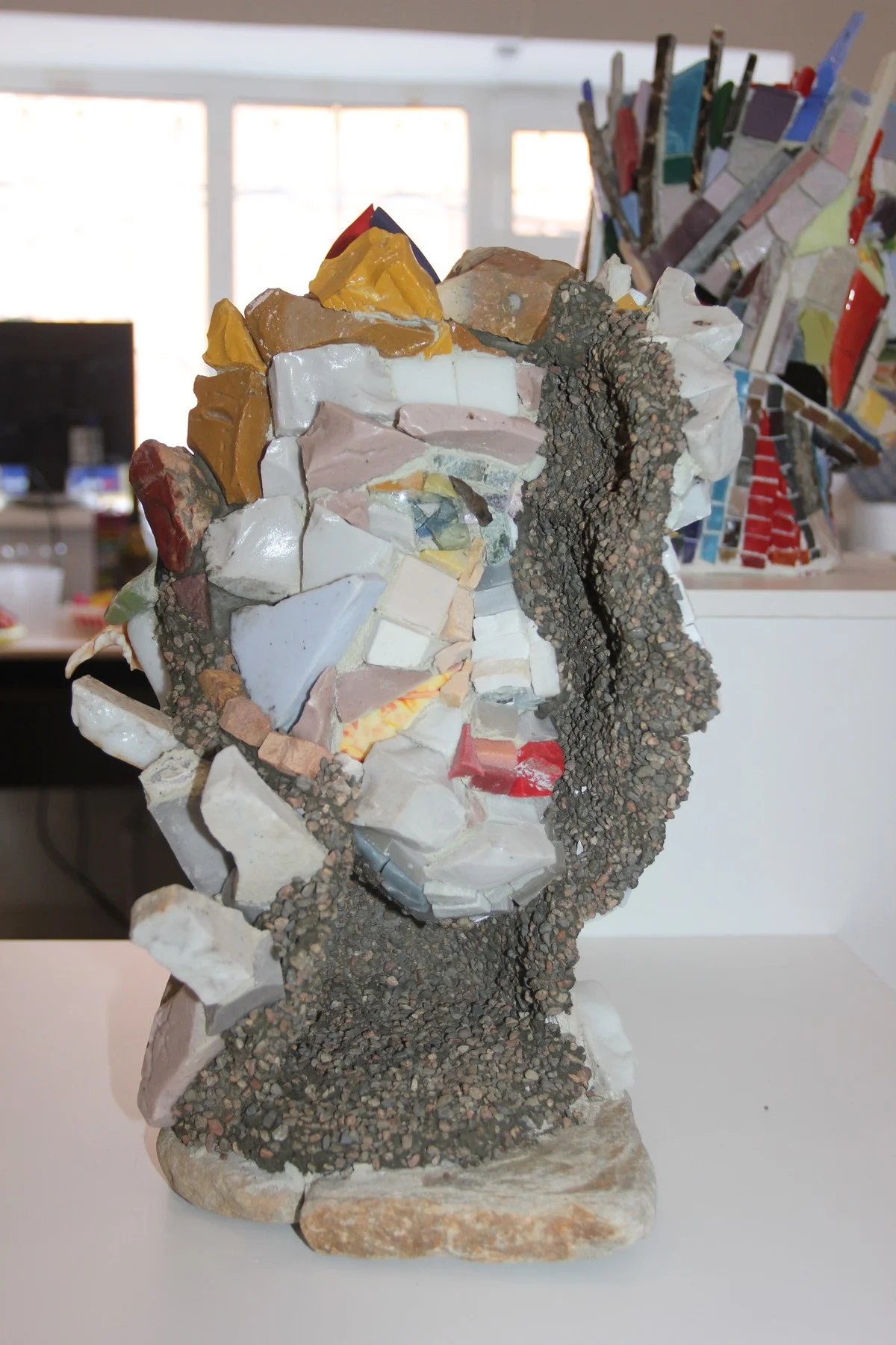 «Раскол». Камень, смальта, гипс, 2025 год.  