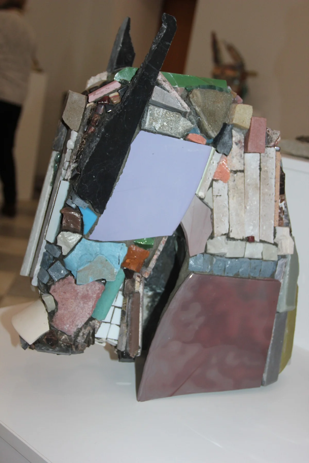 «Конь». Камень, смальта, гипс, 2024 год.  