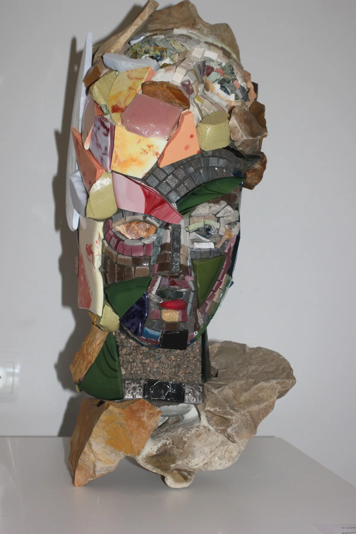 Здесь одно лицо перетекает в другое. 