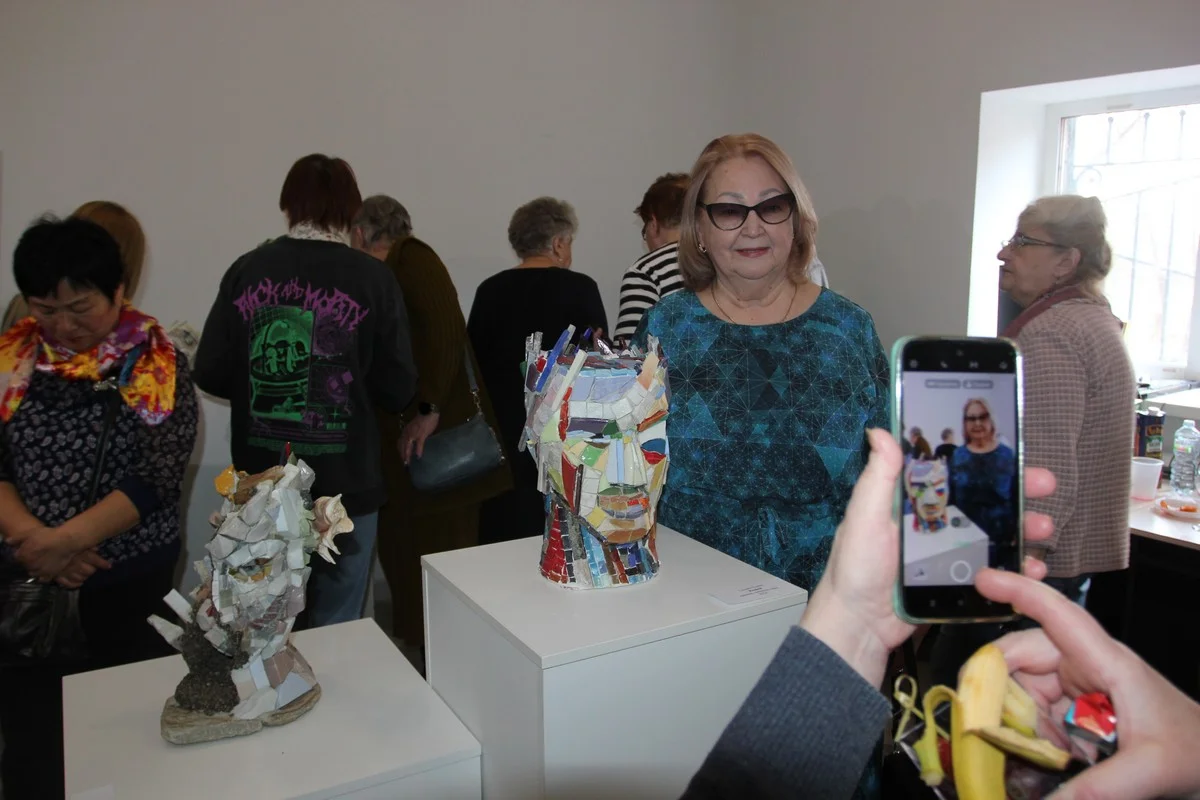 Зрители фотографировали среди скульптур.