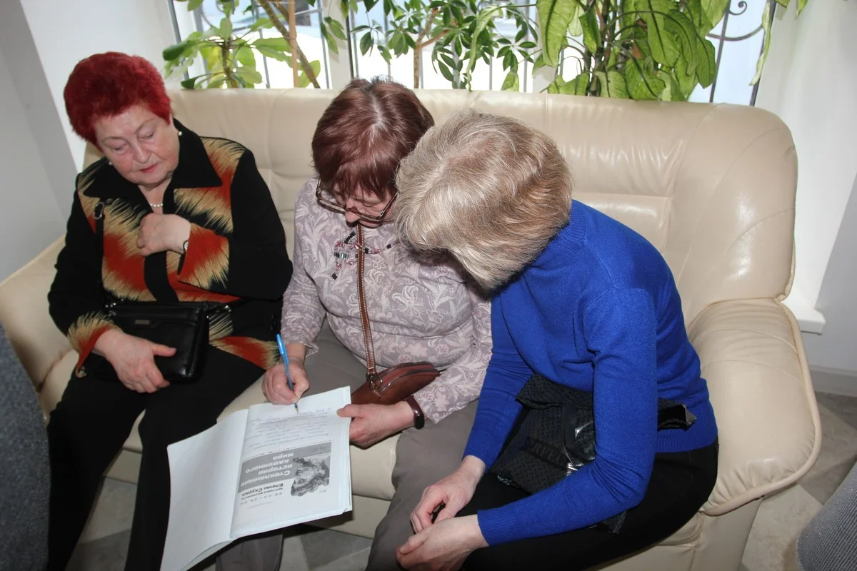 Писали отзывы в специальную книгу. 