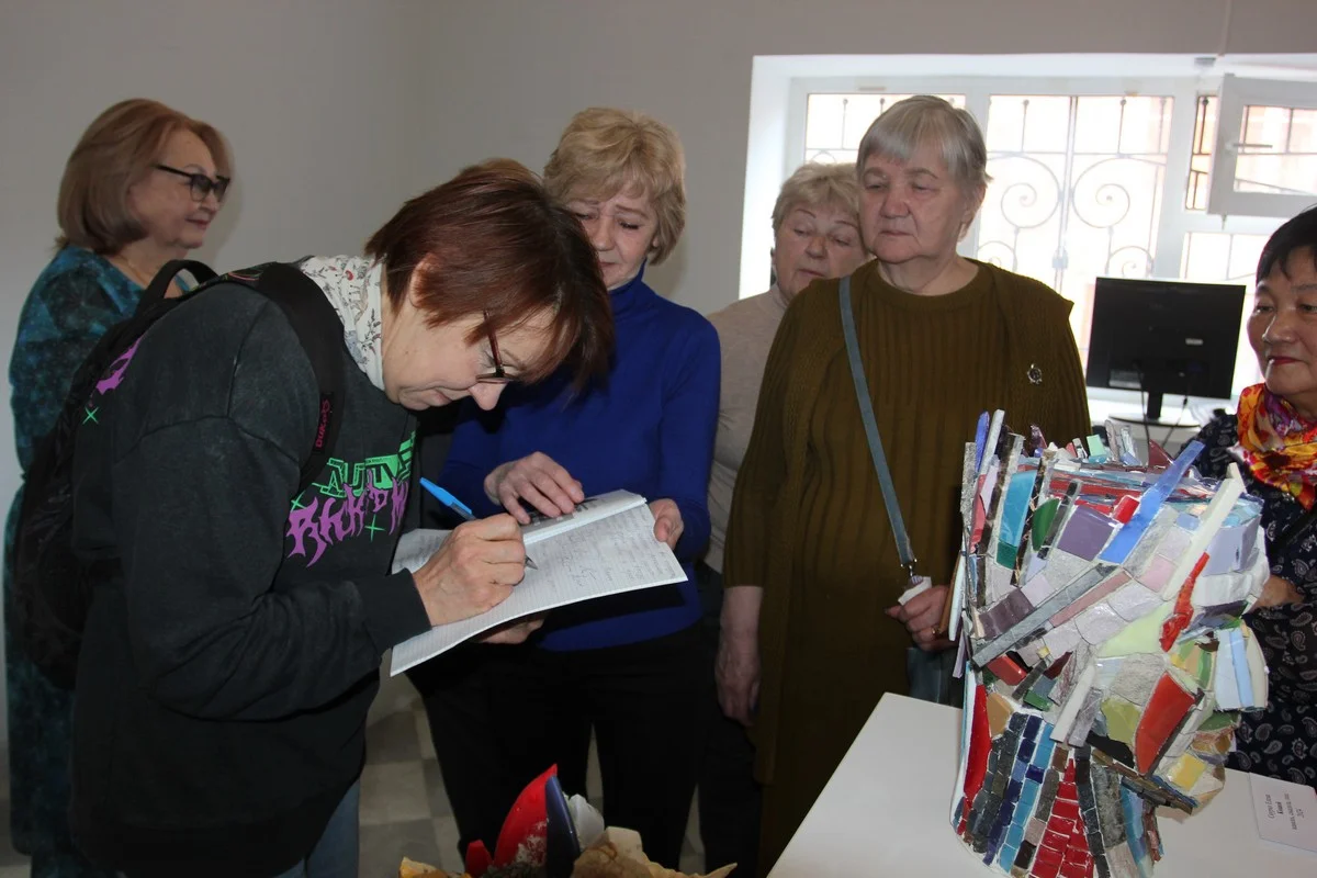 Книгу отзывов передавали из рук в руки.   