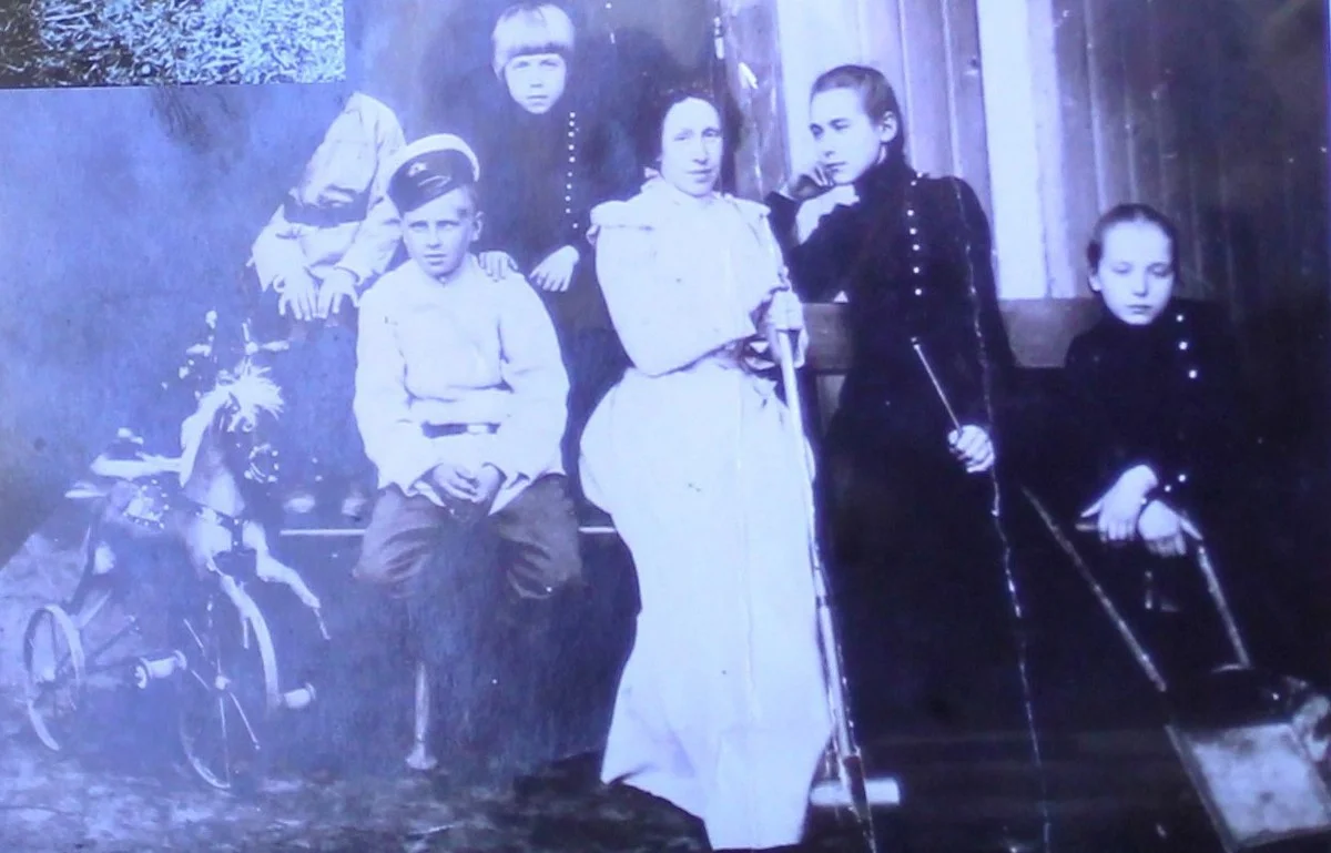 Семья Ивана Ивановича Ципулина. У него были сыновья Сергей, Владимир (возможно, его лицо закрашено, так как он был репрессирован и в 1937 расстрелян), Иван, дочери Екатерина, Татьяна, Лидия.