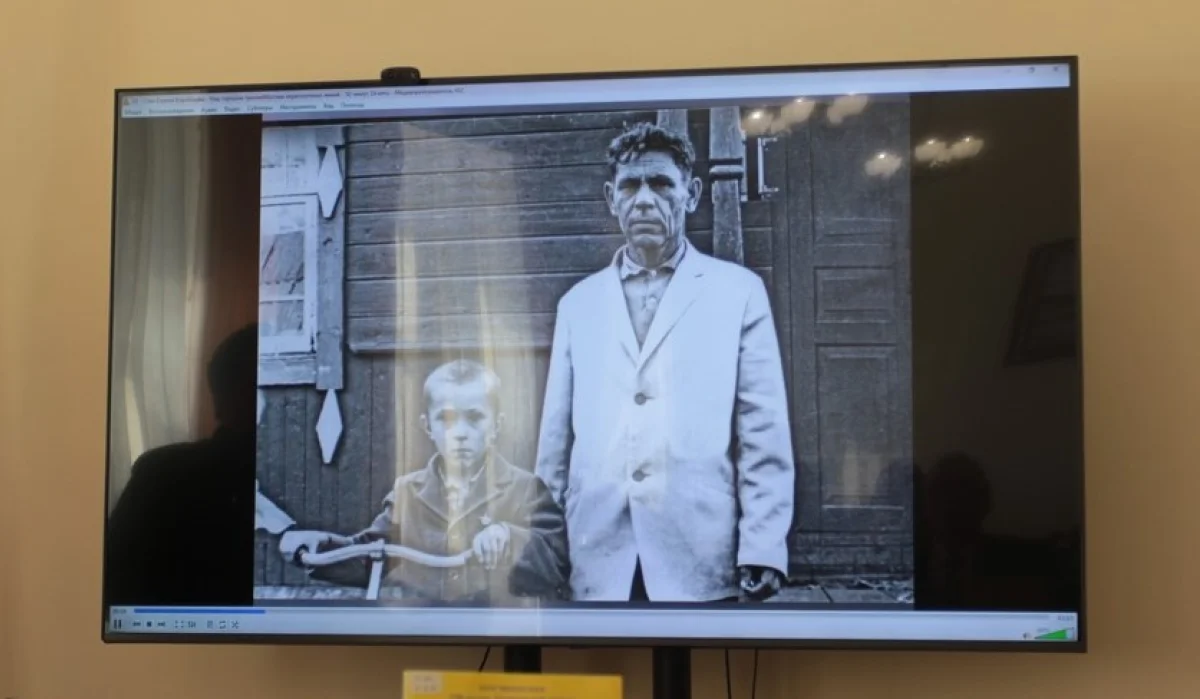 Сергей Коробцов в детстве с отцом.