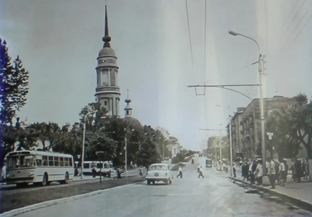 Фото Ивана Белова: троллейбус на перекрестке ул. Кирова-Марата, 1970 