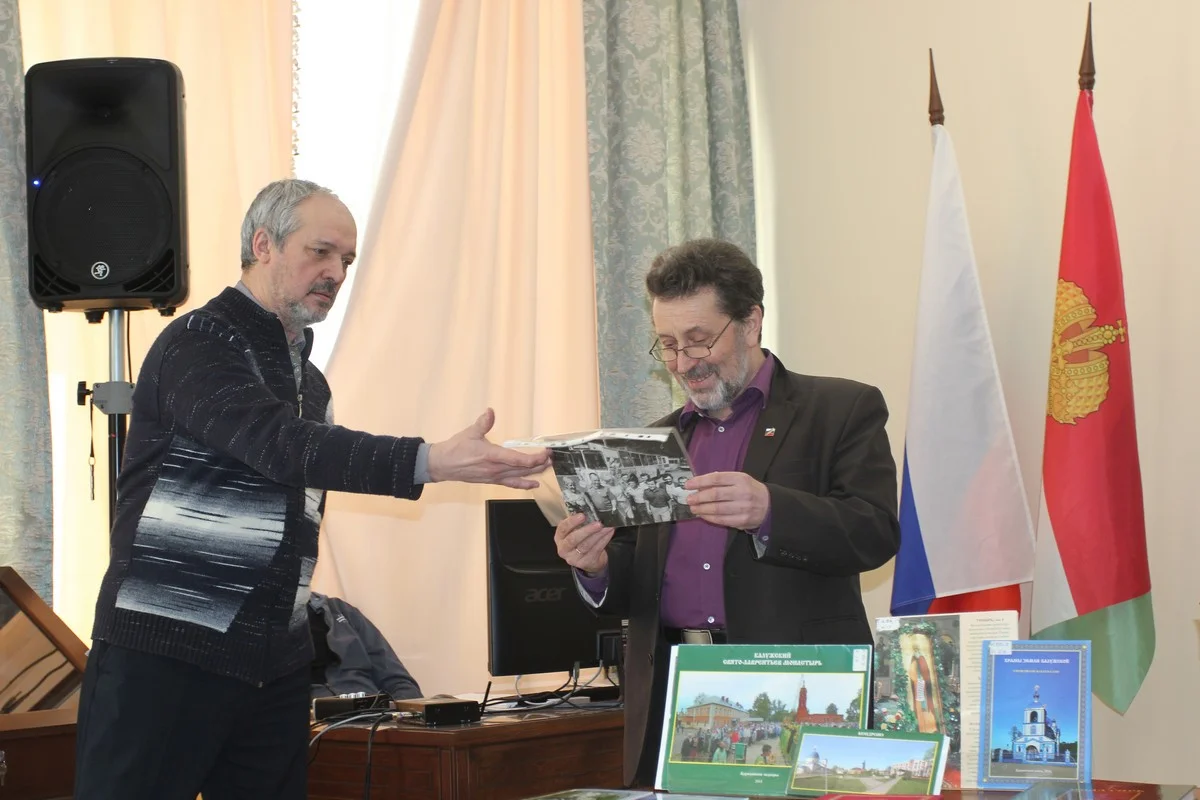 на встрече Сергею Коробцову подарили пару исторических фото, на которых - коллектив Управления Калужского троллейбуса.