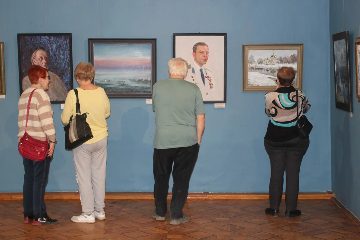 Портрет Гагарина и Циолковского тоже есть. 