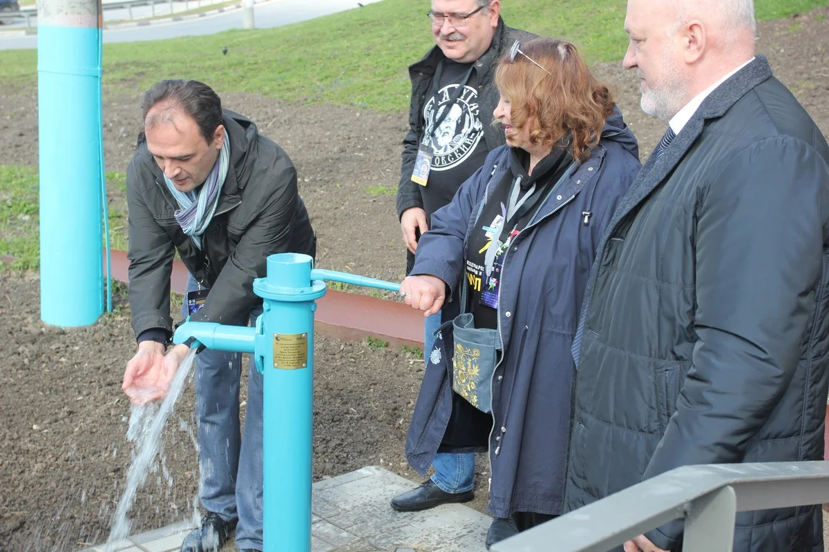 Алексей Урусов даже попробовал водичку, говорит, хорошая.