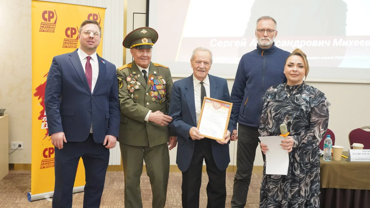 Надежда ЕФРЕМОВА и Сергей МИХЕЕВ вручают благодарственные письма.