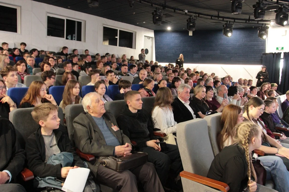 Послушать космонавта собрался полный зал. 