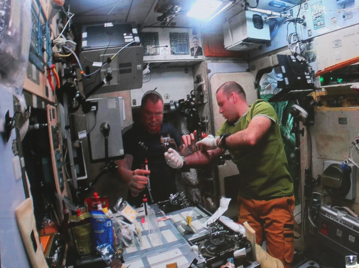 Один из экспериментов на МКС. Иван сам у себя берет кровь из вены. 