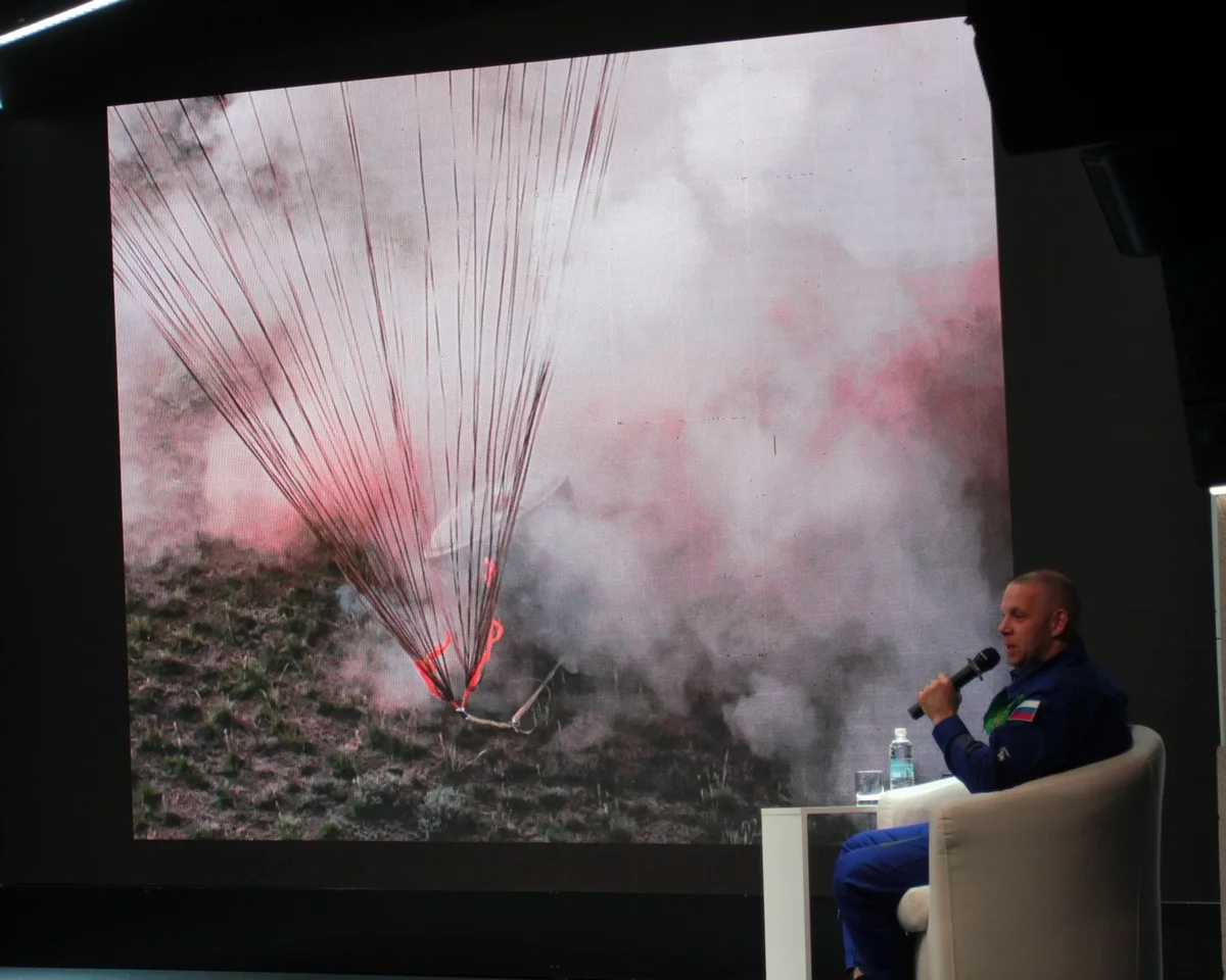 Многие думают, что при приземлении происходит взрыв. На самом деле это мягкая посадка. 