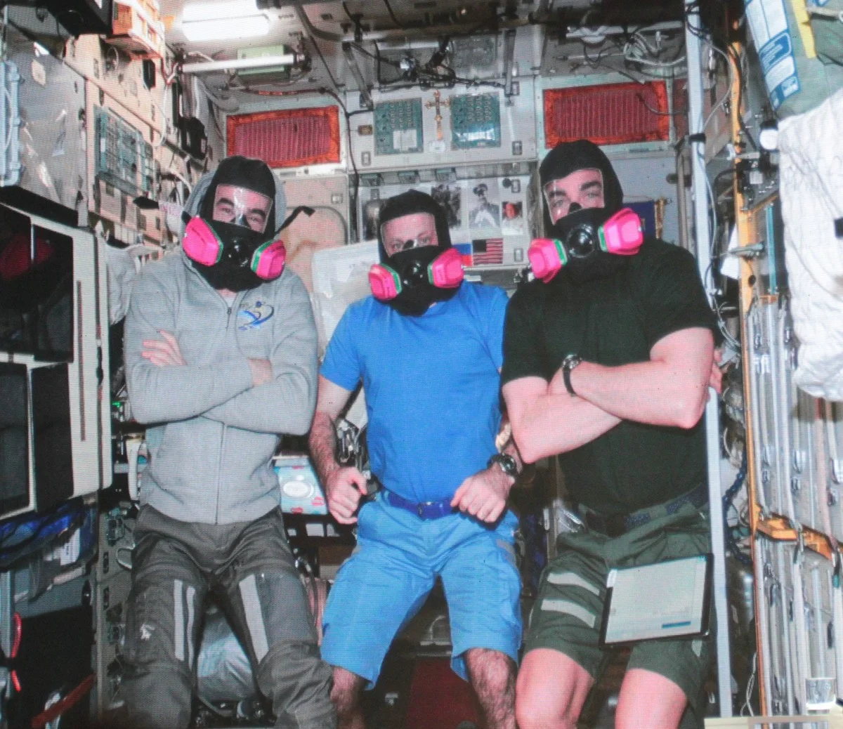 На МКС постоянно идет отработка действий при внештатных ситуациях: пожаре, разгерметизации, токсичная атмосфера.