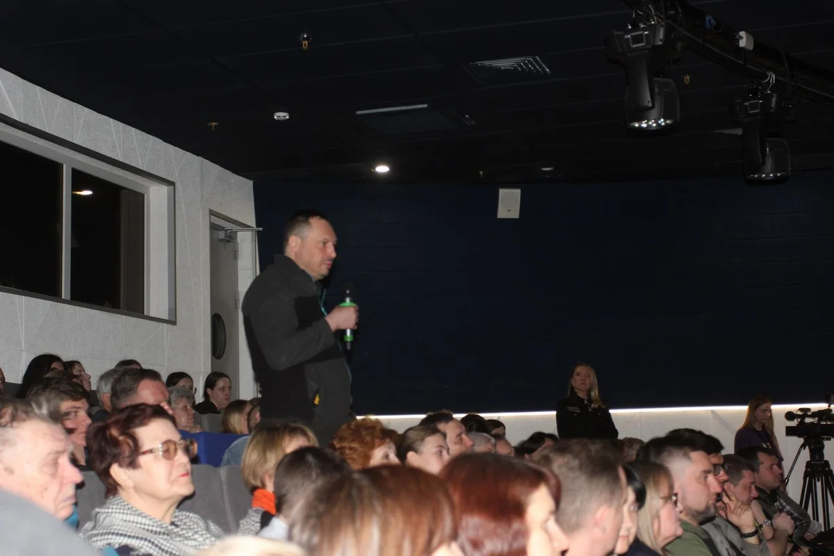 Космонавту задавали много вопросов.