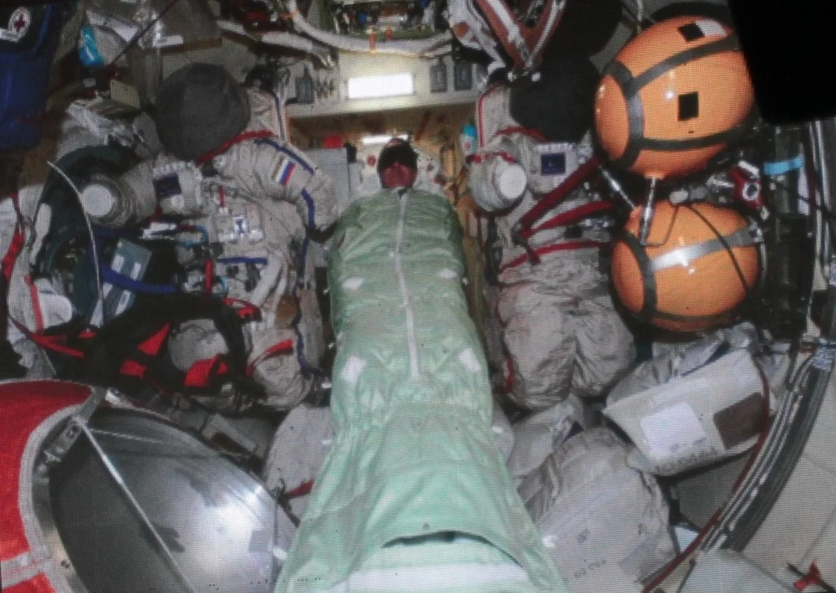 «Крис Кэссиди несколько дней жил на нашем сегменте, третьей каюты не было, и мы ему нашли место в шлюзовом отсеке, закрывали там люки,  спальный мешок привязали. Главное, чтобы было место продуваемое».