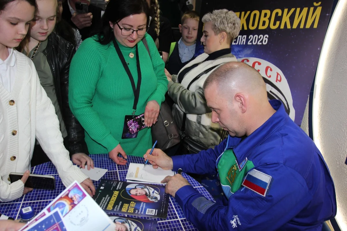 После встречи - традиционная автограф сессия.